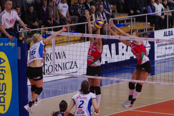 volleyball girls blocking the attack - by Jaroslaw Popczyk @Flickr