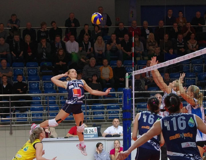 volleyball girl attacking - by Jaroslaw Popczyk @Flickr